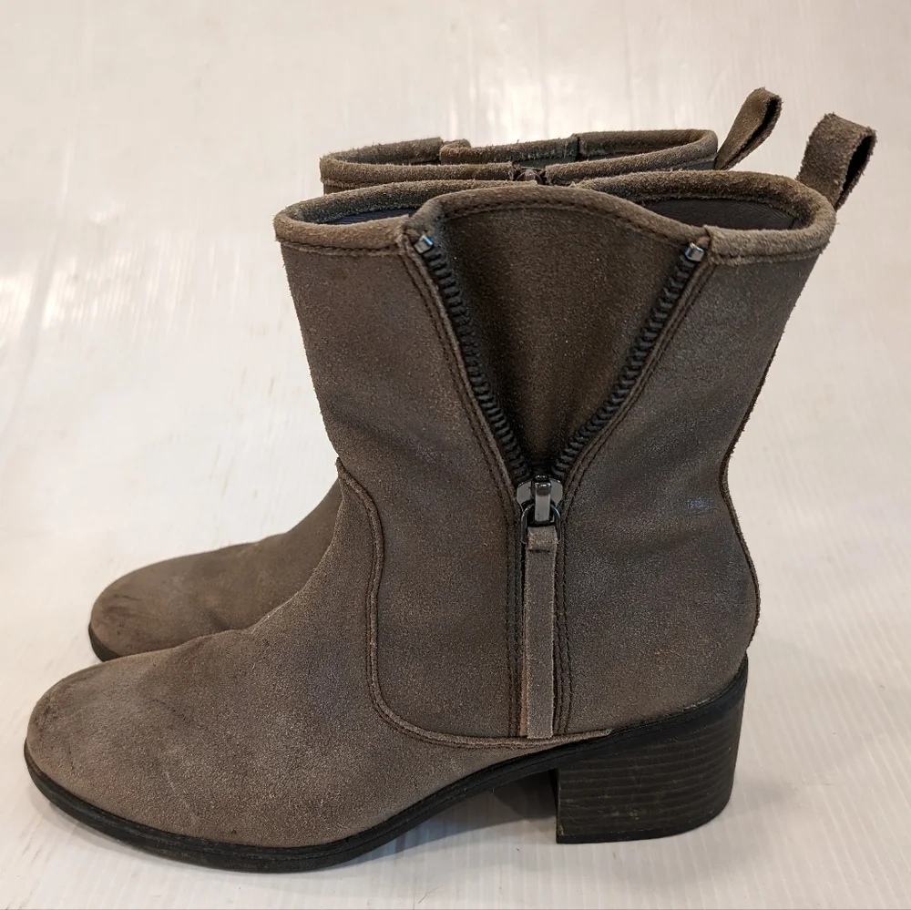 CLARKS Collection Nevella Devon Women's taupe suede zip ankle booties size 10